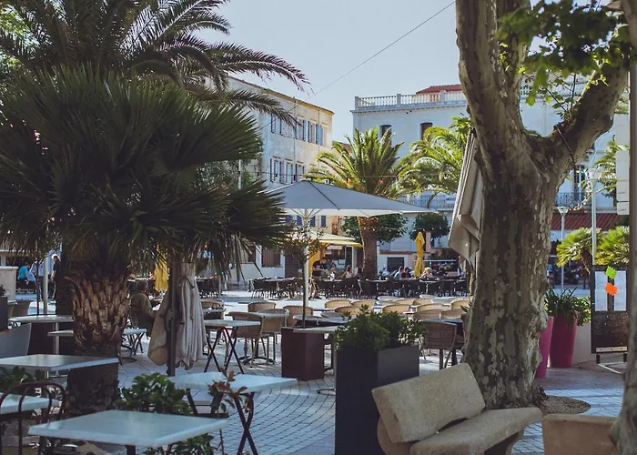 Regina's - Modern And Brand New *